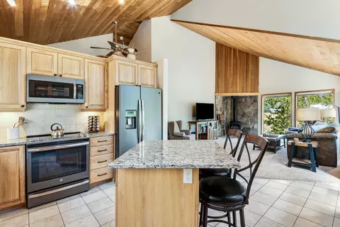 Kitchen - 17748 Malheur Ln, Sunriver, OR 97707 photo 3 of 4