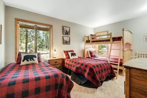 Bedroom - 17748 Malheur Ln, Sunriver, OR 97707 photo 4 of 4