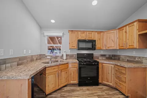 Kitchen - 53356 Deep Woods Rd, La Pine, OR 97739 photo 2 of 2
