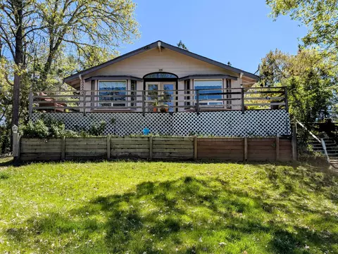 2033 Robertson Bridge Rd, Grants Pass, OR 97526