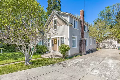 108 W 4th St, Phoenix, OR 97535