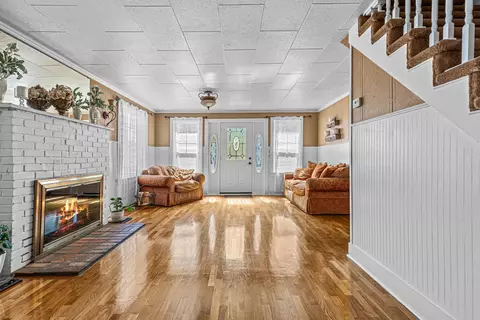 Entry Way - 108 W 4th St, Phoenix, OR 97535 photo 1 of 3