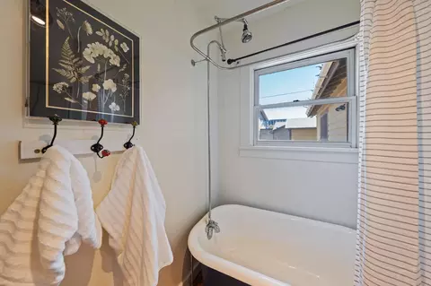 Bath - 355 NW Delaware Ave, Bend, OR 97703 photo 2 of 4