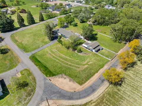 1745 Oakmont Dr, Medford, OR 97504