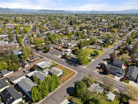 332 N 2nd St, Central Point, OR 97502 photo 38