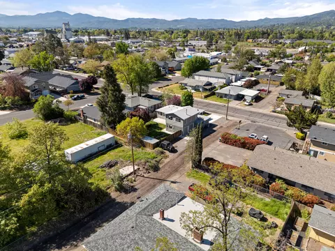 332 N 2nd St, Central Point, OR 97502 photo 34