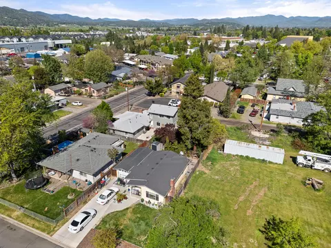 332 N 2nd St, Central Point, OR 97502 photo 33