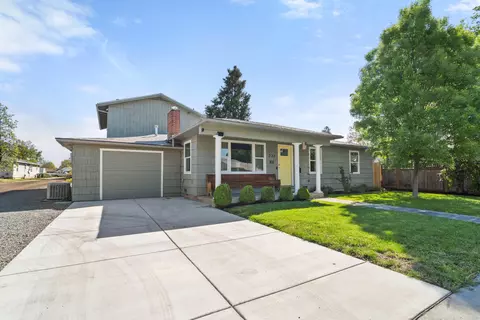 332 N 2nd St, Central Point, OR 97502 photo 1
