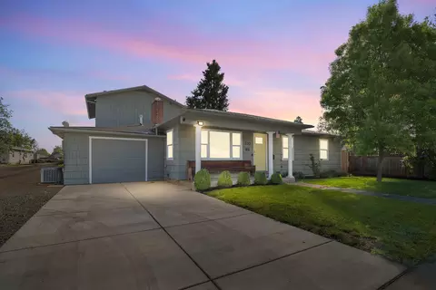 332 N 2nd St, Central Point, OR 97502 photo 2