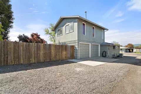 332 N 2nd St, Central Point, OR 97502 photo 46