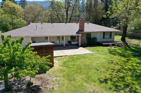 8890 Monument Dr, Grants Pass, OR 97526
