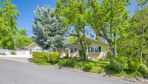 700 NW Bellevue Pl, Grants Pass, OR 97526