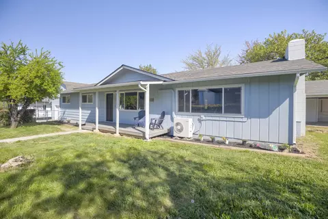 208 Macnew Ln, Grants Pass, OR 97527