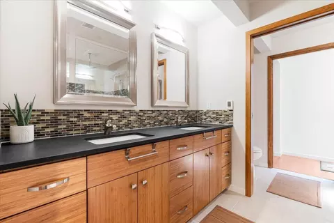 Bath - 57763 Yellow Rail Ln, Sunriver, OR 97707 photo 1 of 5