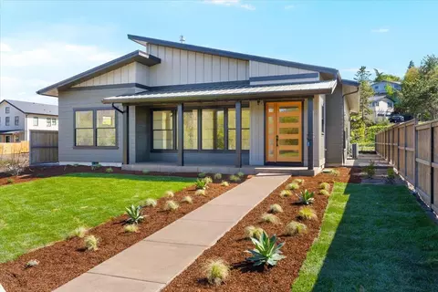 360 Briscoe Pl, Ashland, OR 97520