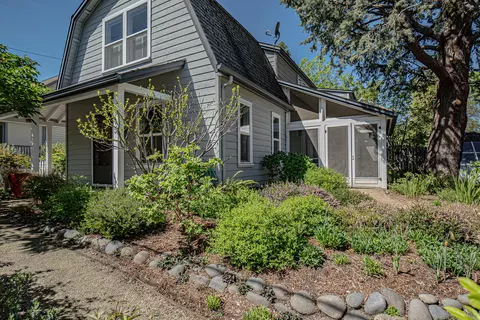 915 Bellview Ave #1, Ashland, OR 97520