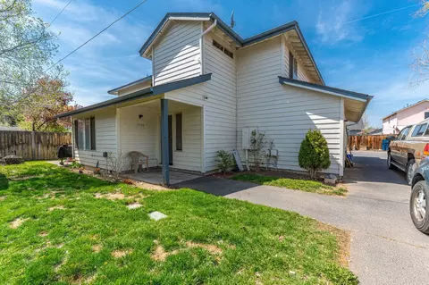 2933 SW 23rd St, Redmond, OR 97756