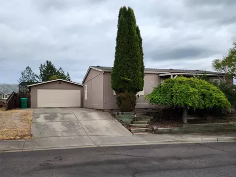 68 Bridgeport Dr, Eagle Point, OR 97524