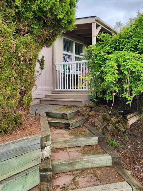 68 Bridgeport Dr, Eagle Point, OR 97524 photo 2