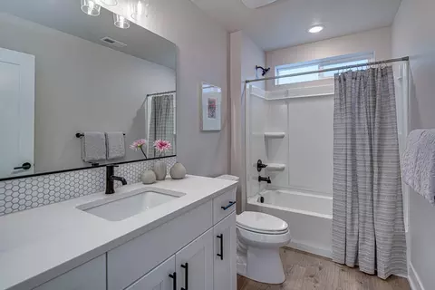 Bath - 3911 NE Oakside Loop, Bend, OR 97701 photo 2 of 2