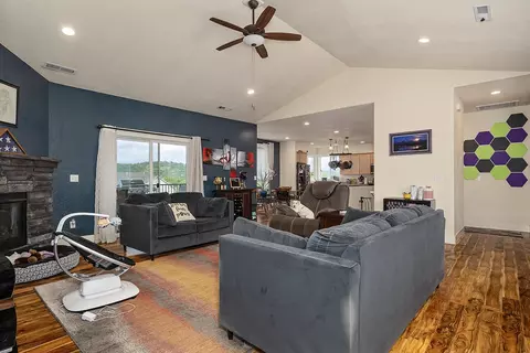 Living - 569 N Heights Dr, Eagle Point, OR 97524 photo 2 of 2