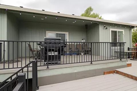 Exterior - 569 N Heights Dr, Eagle Point, OR 97524 photo 4 of 10
