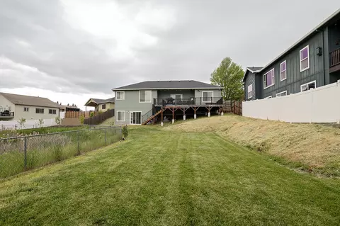 Exterior - 569 N Heights Dr, Eagle Point, OR 97524 photo 9 of 10