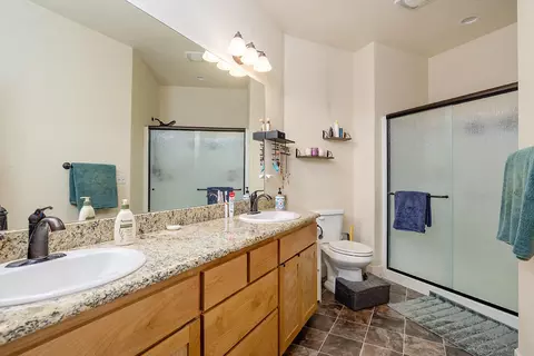 Bath - 569 N Heights Dr, Eagle Point, OR 97524 photo 1 of 2