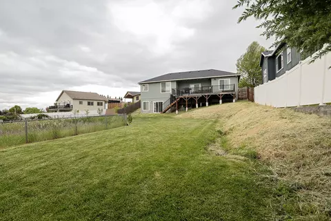 Exterior - 569 N Heights Dr, Eagle Point, OR 97524 photo 10 of 10