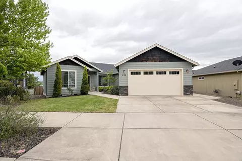 569 N Heights Dr, Eagle Point, OR 97524