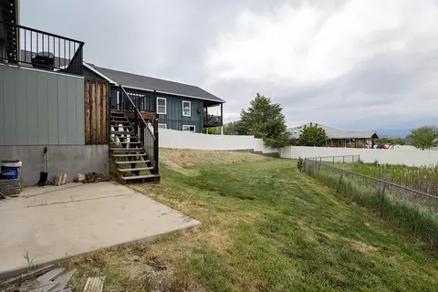 Exterior - 569 N Heights Dr, Eagle Point, OR 97524 photo 8 of 10