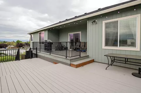 Exterior - 569 N Heights Dr, Eagle Point, OR 97524 photo 3 of 10