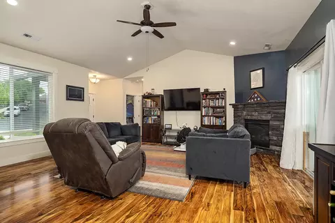 Living - 569 N Heights Dr, Eagle Point, OR 97524 photo 1 of 2