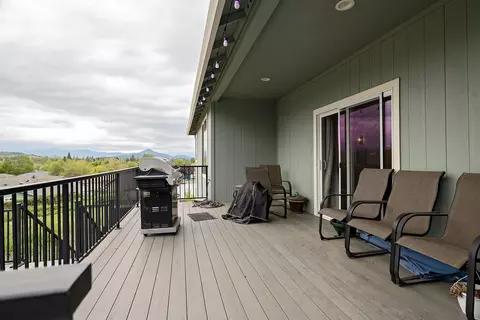 Exterior - 569 N Heights Dr, Eagle Point, OR 97524 photo 5 of 10