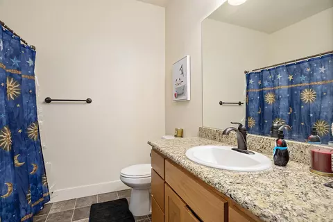 Bath - 569 N Heights Dr, Eagle Point, OR 97524 photo 2 of 2