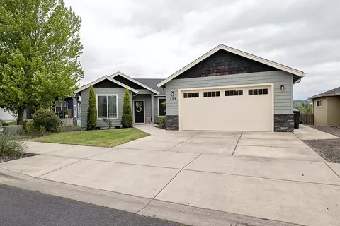 Exterior - 569 N Heights Dr, Eagle Point, OR 97524 photo 2 of 10