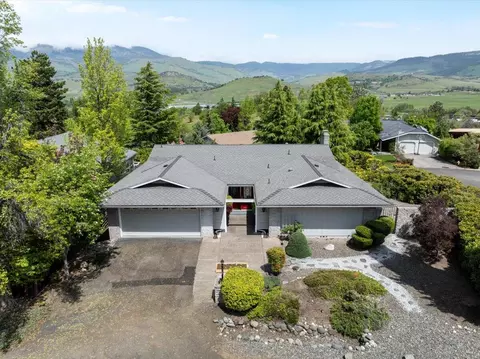 742 Twin Pines Cir, Ashland, OR 97520