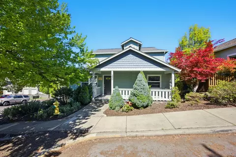 390 Hemlock Ln, Ashland, OR 97520