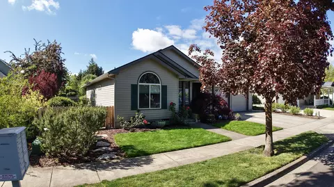 761 Griffin Oaks Dr, Central Point, OR 97502