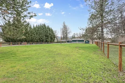 Exterior - 149 Queens Branch Rd, Rogue River, OR 97537 photo 8 of 15