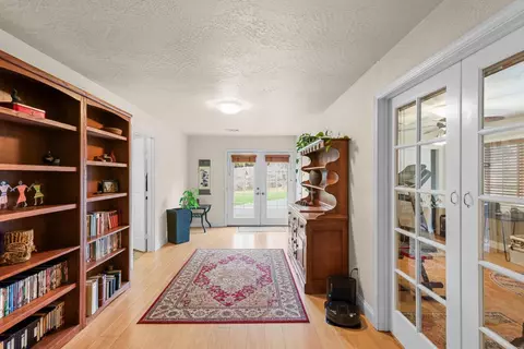 Entry Way - 149 Queens Branch Rd, Rogue River, OR 97537 photo 3 of 4