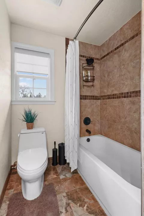 Bath - 149 Queens Branch Rd, Rogue River, OR 97537 photo 2 of 4