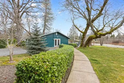 Exterior - 149 Queens Branch Rd, Rogue River, OR 97537 photo 3 of 15