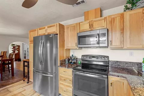 Kitchen - 149 Queens Branch Rd, Rogue River, OR 97537 photo 3 of 4