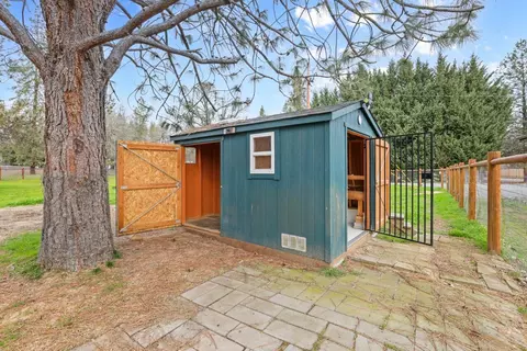 Exterior - 149 Queens Branch Rd, Rogue River, OR 97537 photo 7 of 15