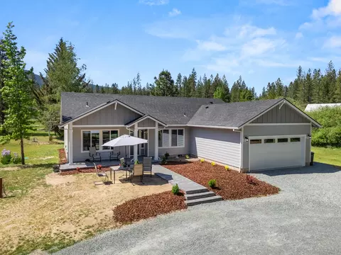695 Minthorne Rd, Rogue River, OR 97537
