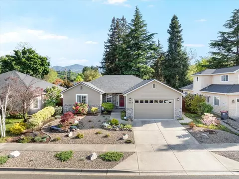 1995 Woodside Dr, Medford, OR 97501