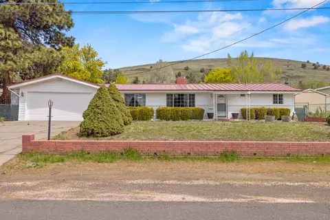 1827 Carlson Dr, Klamath Falls, OR 97603