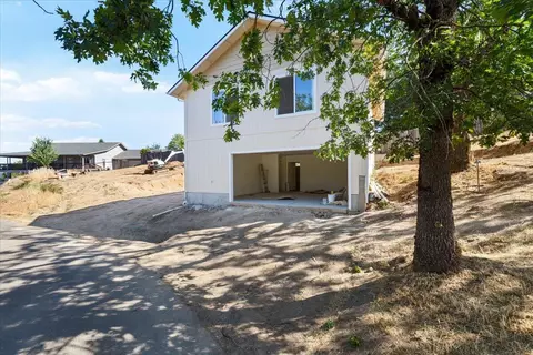416 SE Se Grandview Ave #B, Grants Pass, OR 97527