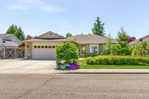 573 Blue Heron Dr, Central Point, OR 97502